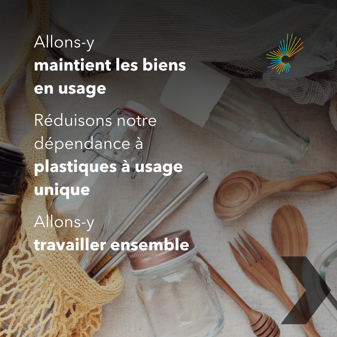 Un étalage bien organisé d'articles réutilisables, notamment des bocaux, des pailles en métal, des ustensiles en bois et un sac de marché. Motif en étoile du Mois de l'économie circulaire. Un chevron noir indique qu'il faut passer à la diapositive suivante. Le texte de motivation est le suivant : "Gardons les biens en usage. Réduisons notre dépendance aux plastiques à usage unique. Travaillons ensemble".