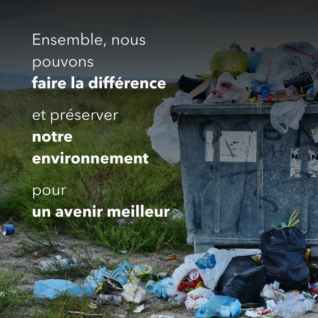 Des ordures débordent d'une benne à ordures. Le trop-plein jonche un chemin dans un champ luxuriant, avec des déchets visiblement coincés dans les arbustes à proximité. Un texte de motivation dit : "Ensemble, nous pouvons faire la différence et préserver notre environnement pour de meilleurs lendemains".