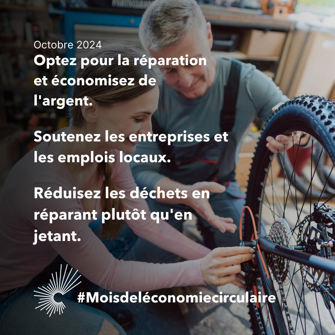 Photo d'arrière-plan montrant deux personnes en train de réparer un vélo dans un atelier. Octobre 2024, Optez pour la réparation et faites des économies. Soutenir les entreprises et les emplois locaux. Réduire les déchets en réparant plutôt qu'en mettant à la poubelle. #Moisde léconomiecirculaire.